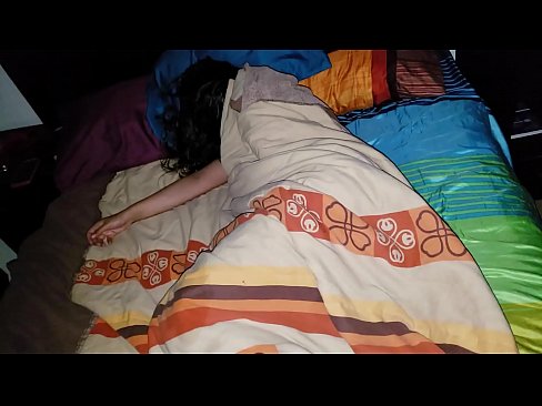 ❤️ Stesønn skjelter ut sin unge stemor mens hun sover. Porno hos oss ️❤